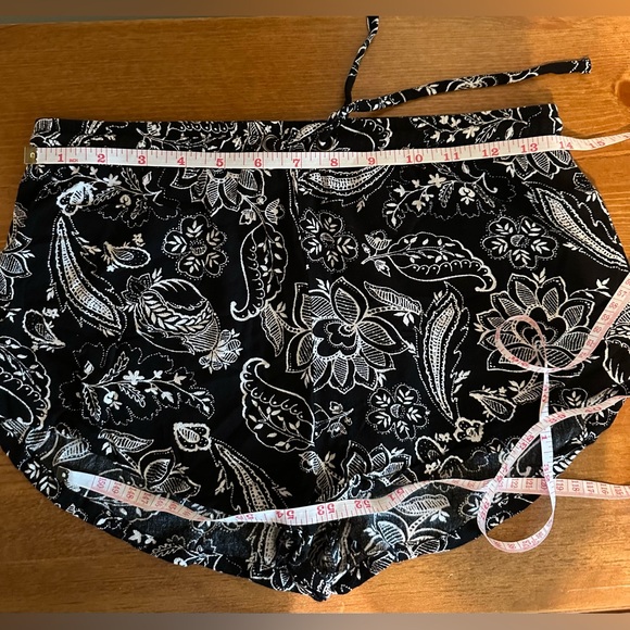 Kendall & Kylie shorts - Picture 2 of 3